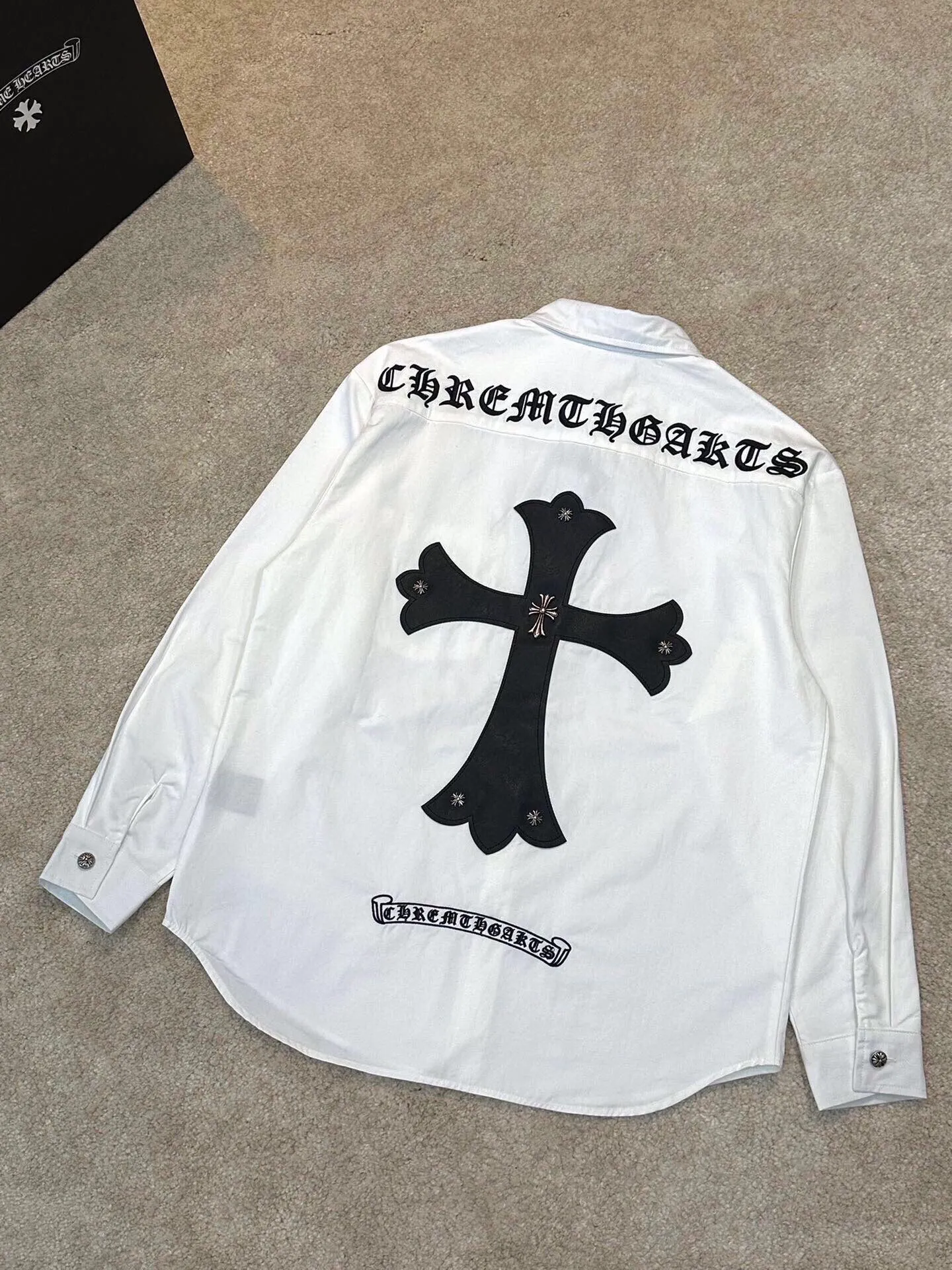 P430 Chrome Hearts leather cross leather embroidery shirt jacket! OS version can be worn by both men and women! The fabric is made of twill gauze cotton fabric! The texture is clear and smooth, not easy to wrinkle or fade! The embroidery process is complex and repetitive, and the requirements for the embroidery machine are very strict. The distance is always 45 centimeters! It won’t work if the spacing is too big, and it won’t work if it’s too small! The hardware is all carved and cast. This piece of clothing consumes a lot of material. More than 3 meters of material is used for one piece of clothing! After the garment is made, it needs to be fixed at high temperature, washed at a water temperature of more than 70 degrees, and softened by adding softener to make the upper body softer and smoother!   Color: black white Size: m-3xl Style number: 5856